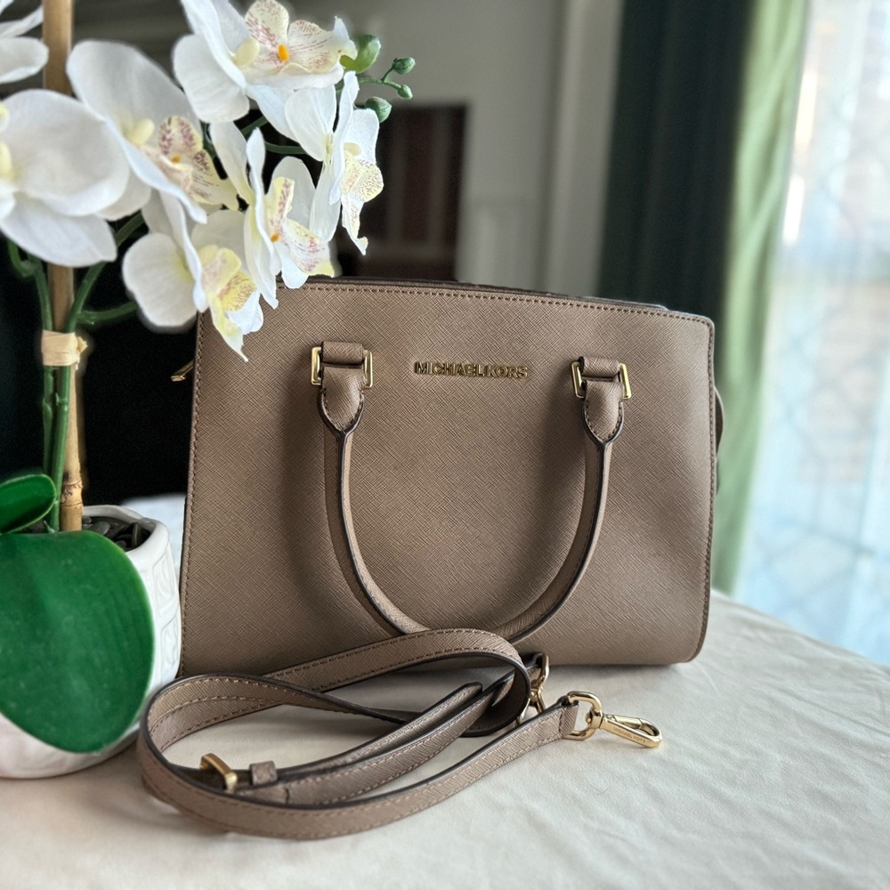 🔥 Fire Sale 🔥
Pre-Loved Michael Kors Tan Satchel Purse